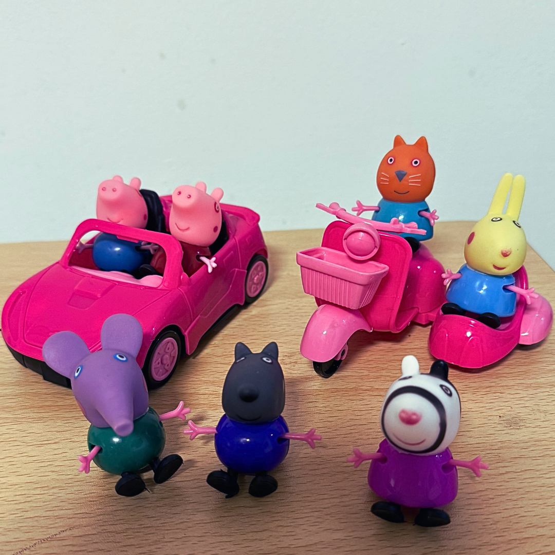 Peppa Pig Set 9u1 – 7 Figurica + Kabriolet + Skuter sa Prikolicom