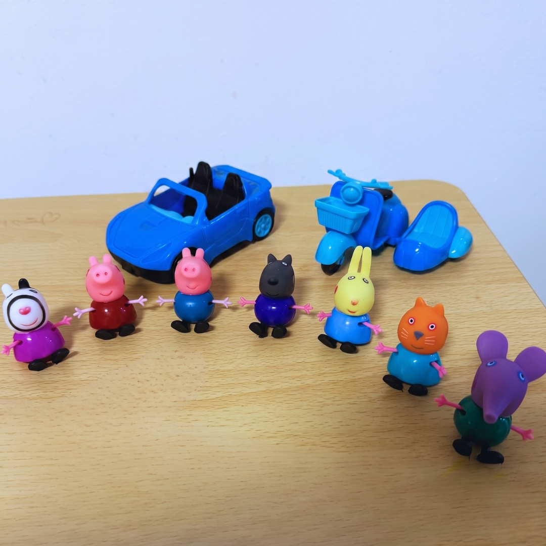 Peppa Pig Set 9u1 – 7 Figurica + Kabriolet + Skuter sa Prikolicom